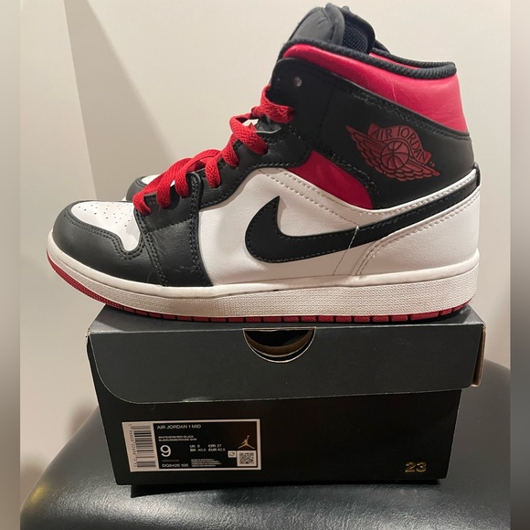 Nike AirJordan 1 Mid Size 9 Red Black White - Picture 3 of 11